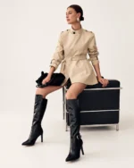Modelo vestindo Trench Coat Alfaiataria com Cinto e Gola Alta cáqui no estúdio mineral Peaker.