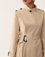 Modelo vestindo Trench Coat Alfaiataria com Cinto e Gola Alta cáqui no estúdio mineral Peaker.