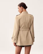 Modelo vestindo Trench Coat Alfaiataria com Cinto e Gola Alta cáqui no estúdio mineral Peaker.