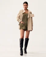 Modelo vestindo Trench Coat Alfaiataria com Cinto e Gola Alta cáqui no estúdio mineral Peaker.