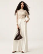 Modelo vestindo Calça Alfaiataria Wide Leg Pregas Profundas Alabastro no estúdio mineral Peaker.
