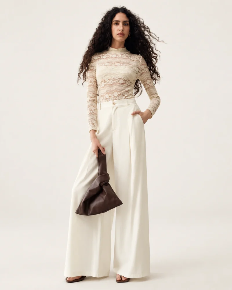 Modelo vestindo Calça Alfaiataria Wide Leg Pregas Profundas Alabastro no estúdio mineral Peaker.