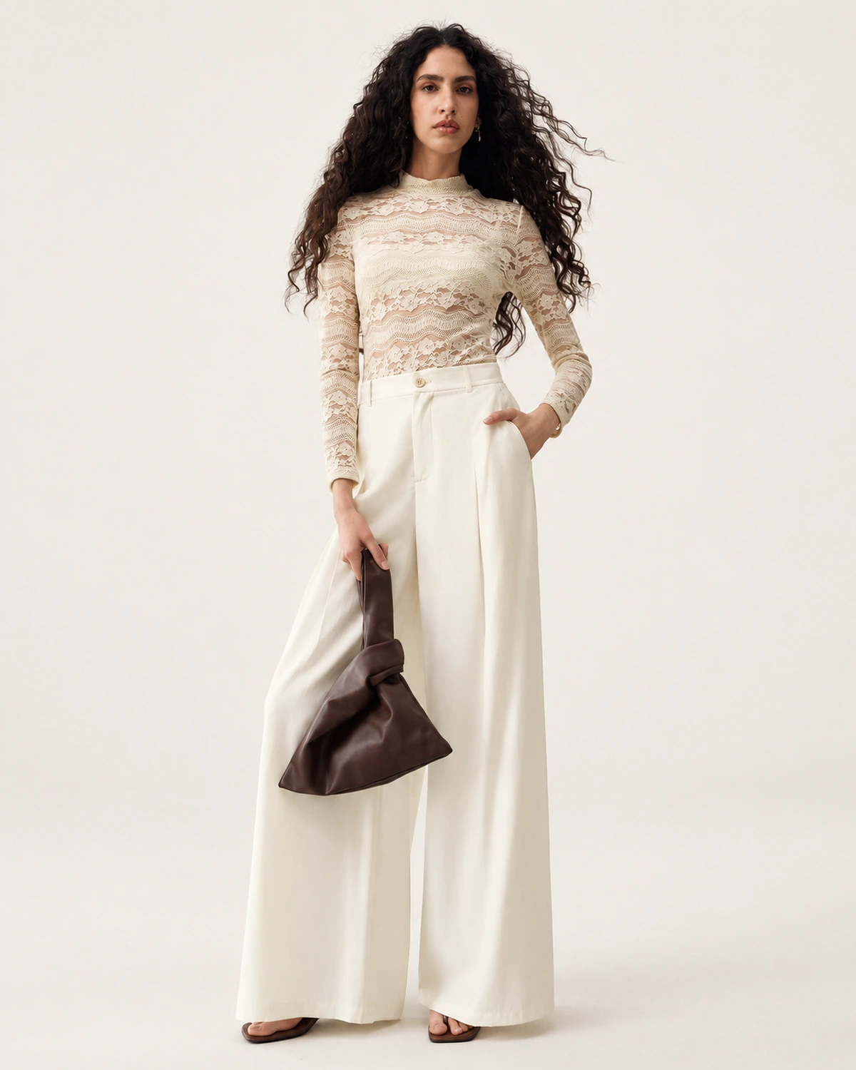 Modelo vestindo Calça Alfaiataria Wide Leg Pregas Profundas Alabastro no estúdio mineral Peaker.