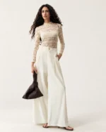 Editorial da modelo em ângulo três quartos com a Calça Alfaiataria Wide Leg Alabastro.