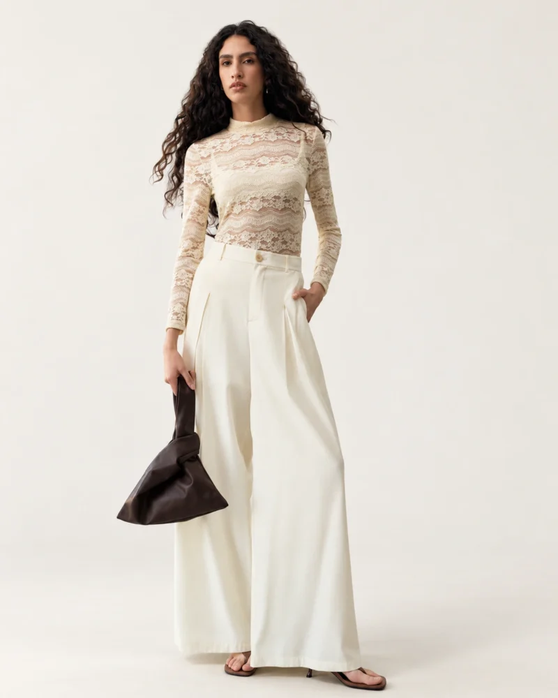 Editorial da modelo em ângulo três quartos com a Calça Alfaiataria Wide Leg Alabastro.