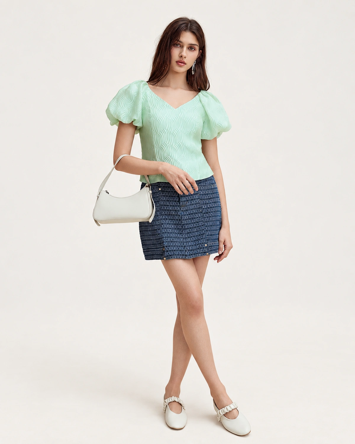 Foto de corpo inteiro da modelo em pé com look completo vestindo blusa texturizada Verde-Menta.