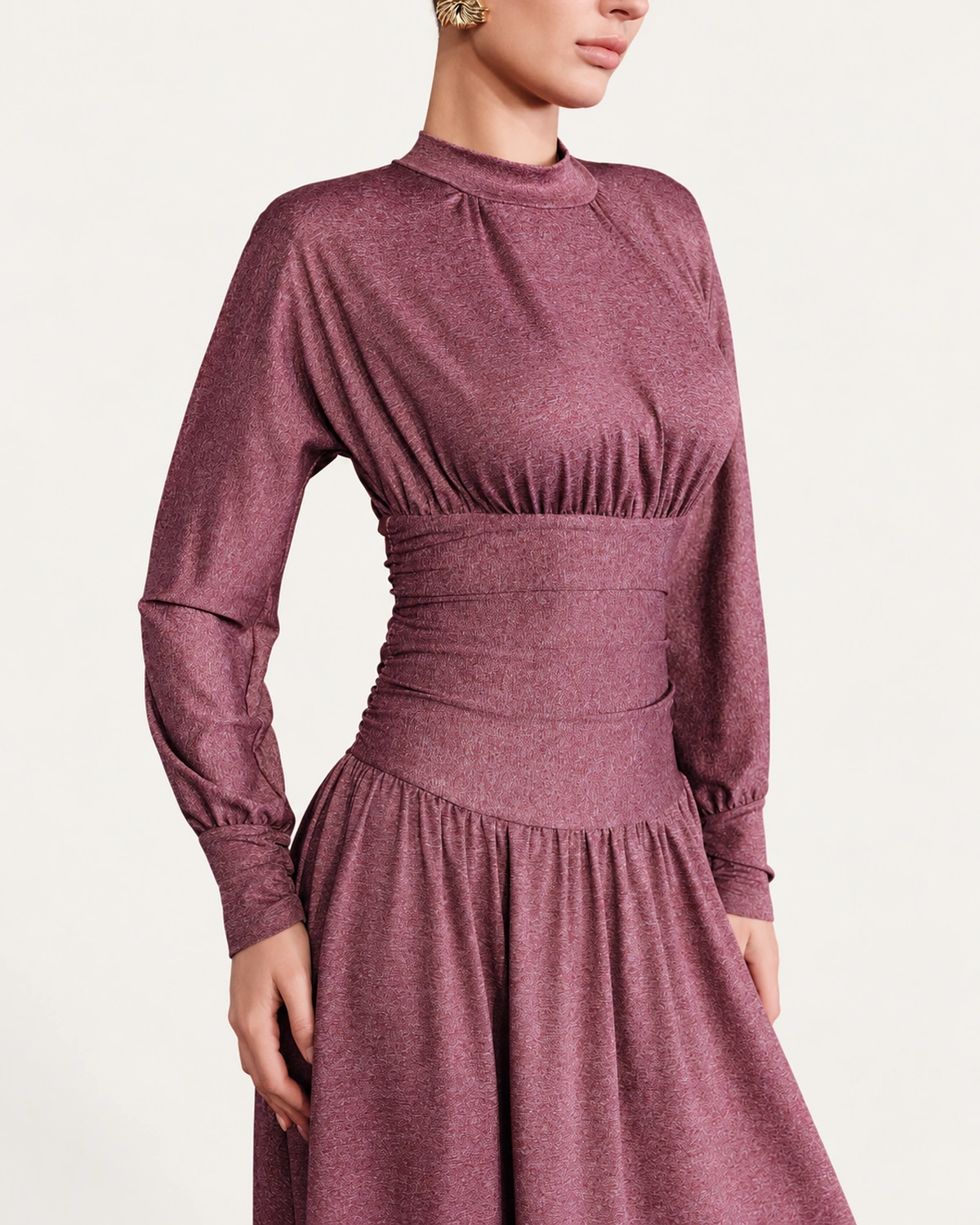 Vestido Midi Evasê Vinho Marsala Detalhe da Cintura Drapeada e Gola Alta