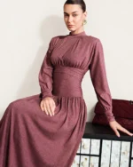 Vestido Midi Evasê Vinho Marsala Editorial Sentada em Estúdio