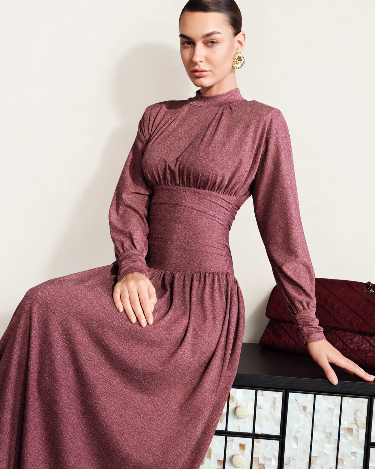 Vestido Midi Evasê Vinho Marsala Editorial Sentada em Estúdio