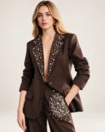 Blazer Alfaiataria em Crepe Nobre com Aplicação de Pedrarias Sutis na cor Marrom Chocolate foto 01