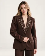 Blazer Alfaiataria em Crepe Nobre com Aplicação de Pedrarias Sutis na cor Marrom Chocolate foto 05