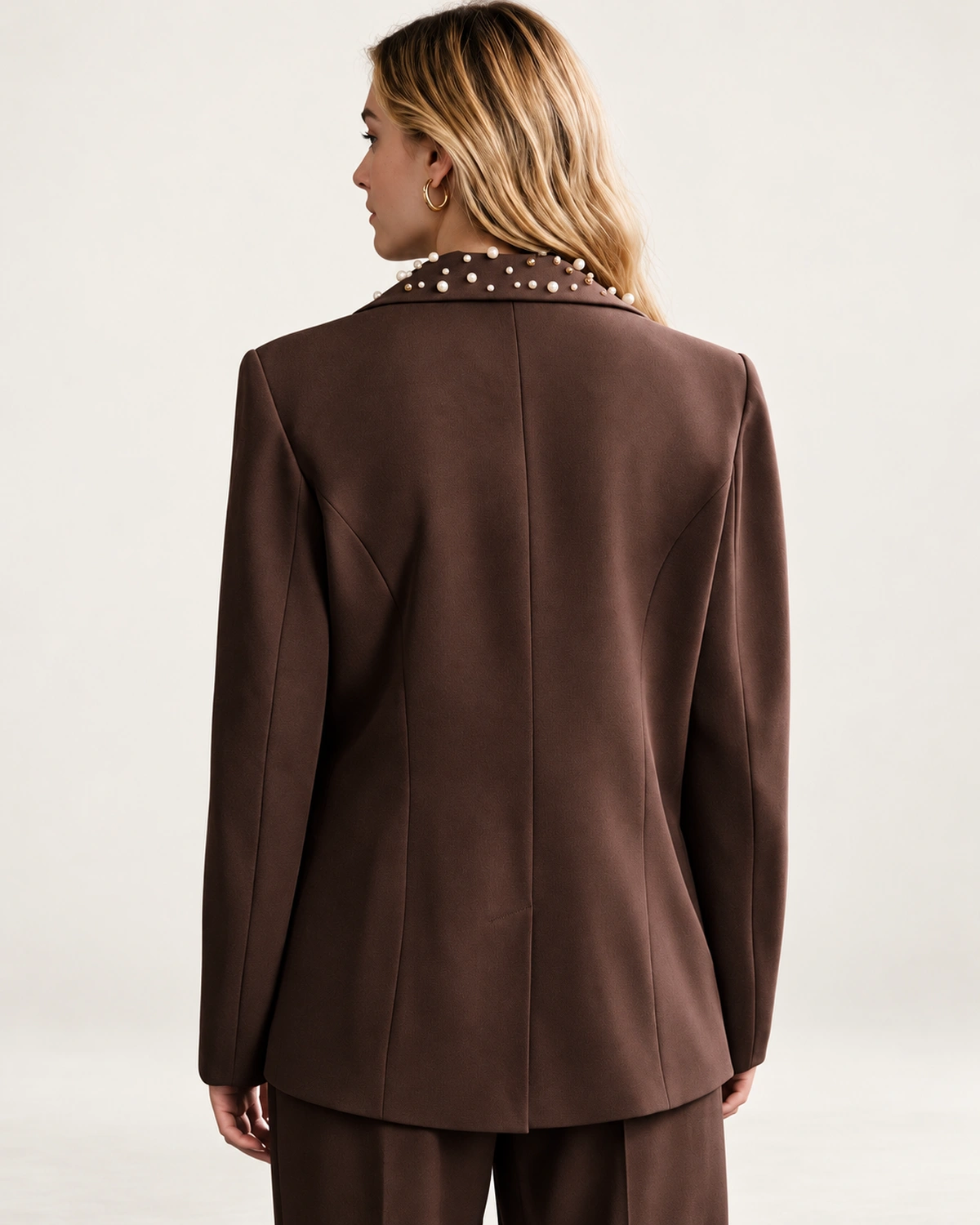 Blazer Alfaiataria em Crepe Nobre com Aplicação de Pedrarias Sutis na cor Marrom Chocolate foto 06