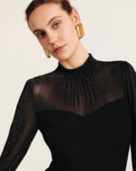 Blusa em alfaiataria com gola alta, decote coração e mangas em tule na cor noir, foto 02