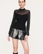 Blusa em alfaiataria com gola alta, decote coração e mangas em tule na cor noir, foto 03