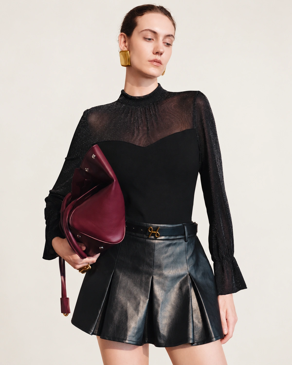 Blusa em alfaiataria com gola alta, decote coração e mangas em tule na cor noir, foto 06