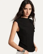 Vista frontal da blusa preta assimétrica com pences e costuras de alfaiataria em estúdio mineral