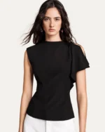 Silhueta da blusa assimétrica preta com manga capa godê e ombro estruturado