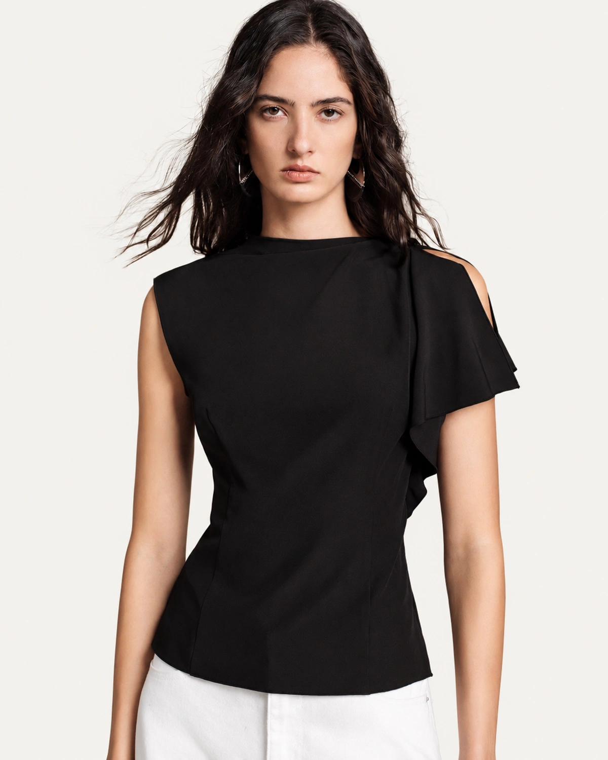 Silhueta da blusa assimétrica preta com manga capa godê e ombro estruturado