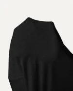 Detalhe da elasticidade do tecido da Blusa Genebra Noir