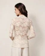Blusa feminina em renda floral com nó frontal em estúdio mineral.