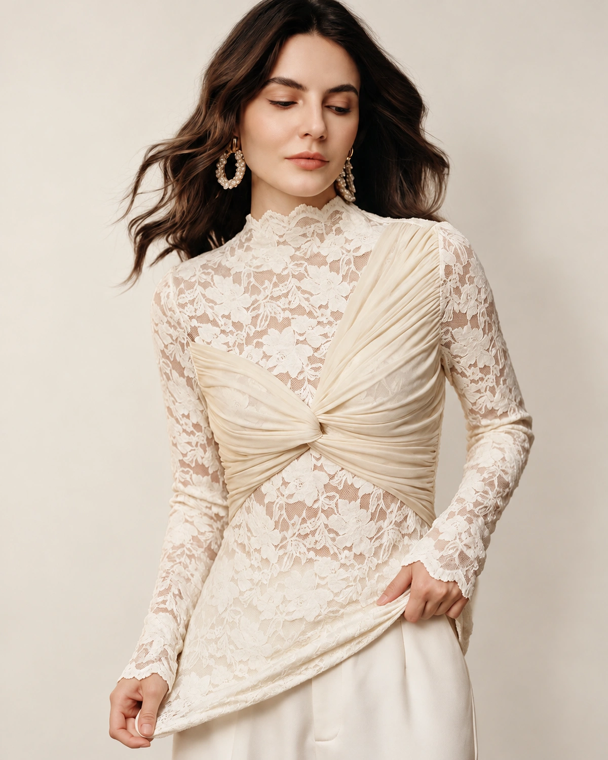 Blusa feminina em renda floral com nó frontal em estúdio mineral.