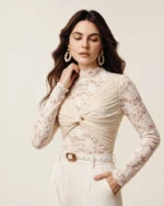 Blusa feminina em renda floral com nó frontal em estúdio mineral.