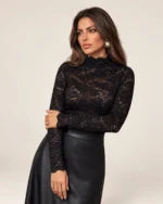 Blusa em Renda Guipir Floral com Gola Alta e Barra Ondulada na cor Noir foto 04