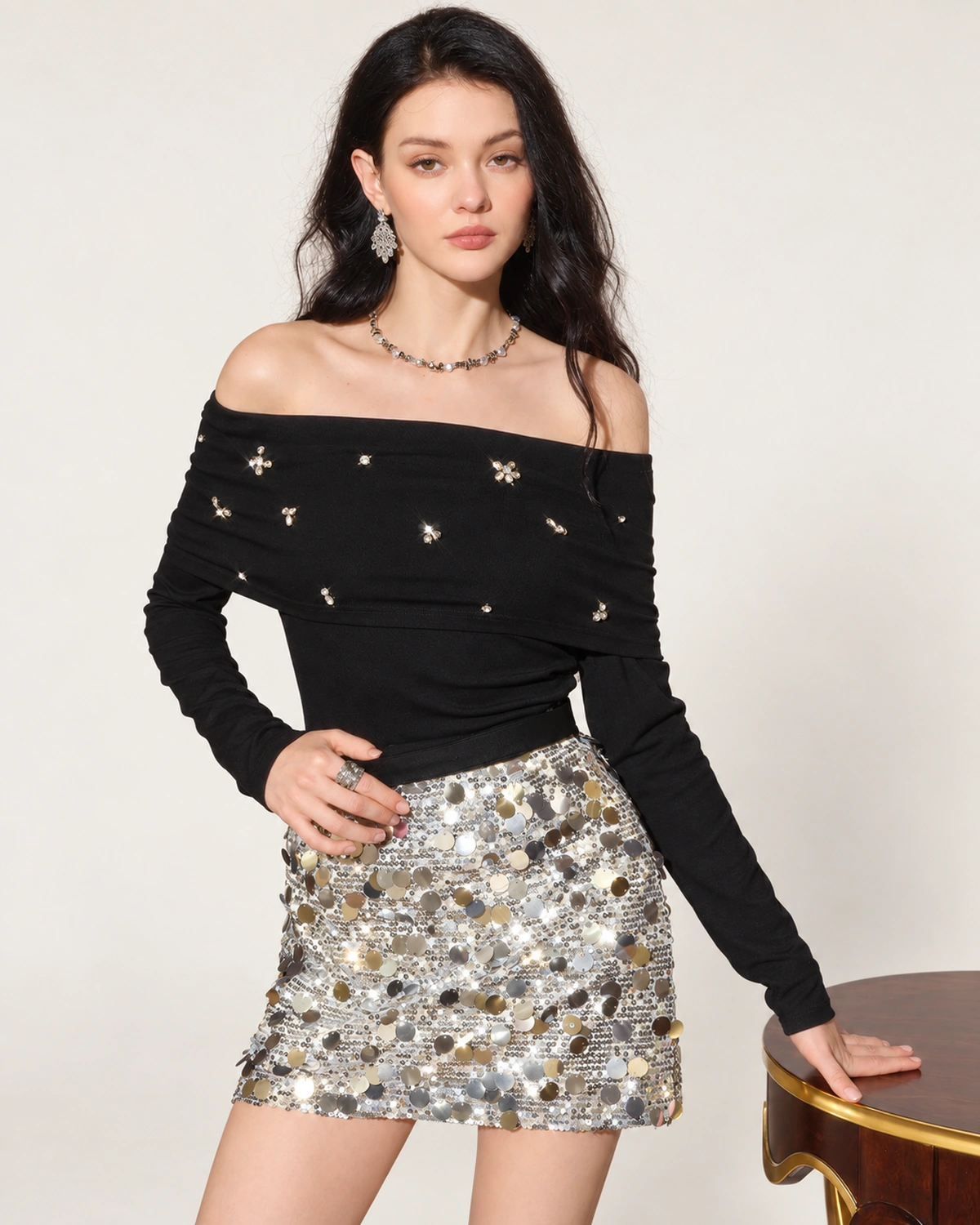 Plano americano da modelo vestindo blusa ombro a ombro preta em estúdio mineral