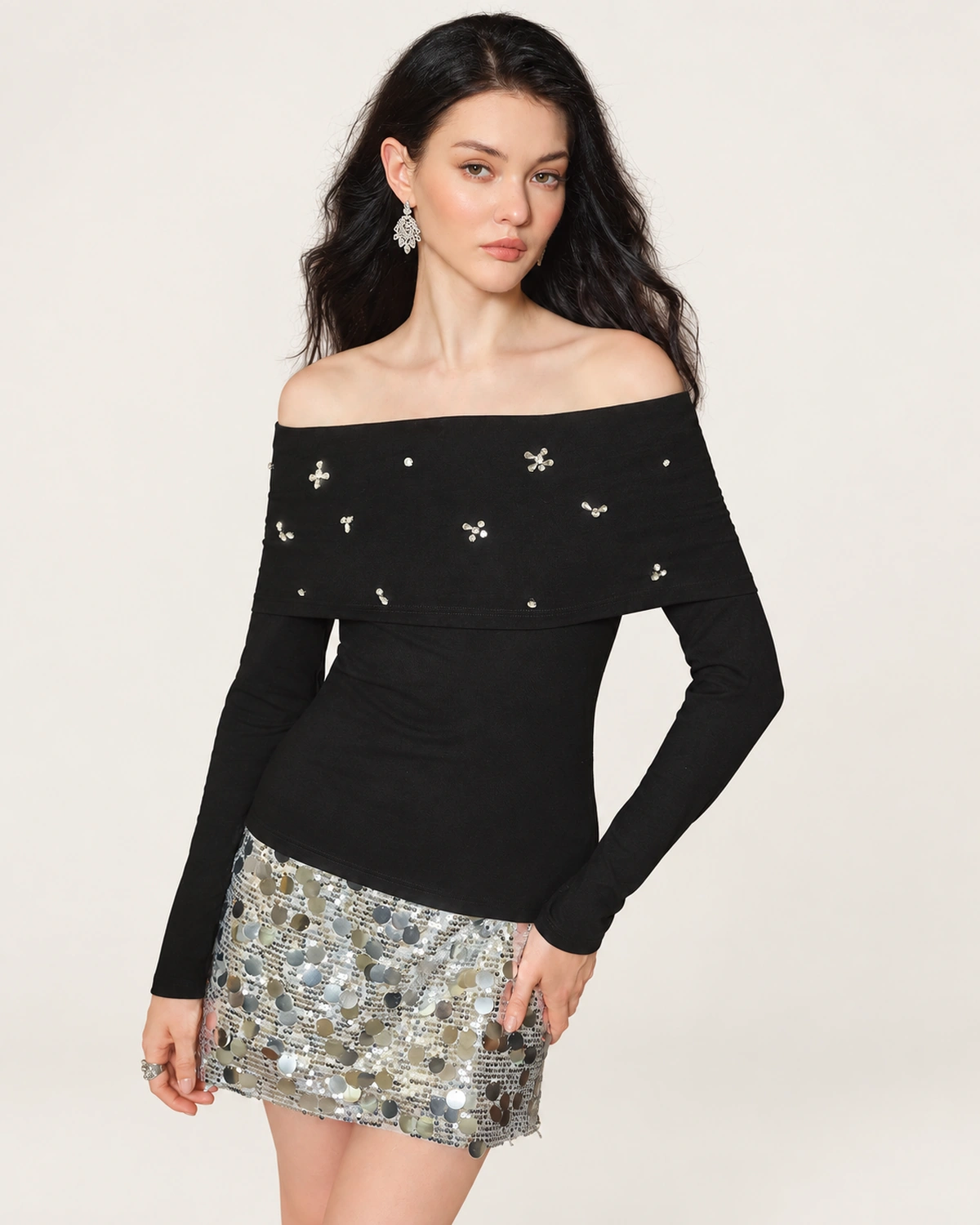 Plano americano frontal da modelo vestindo blusa preta ombro a ombro