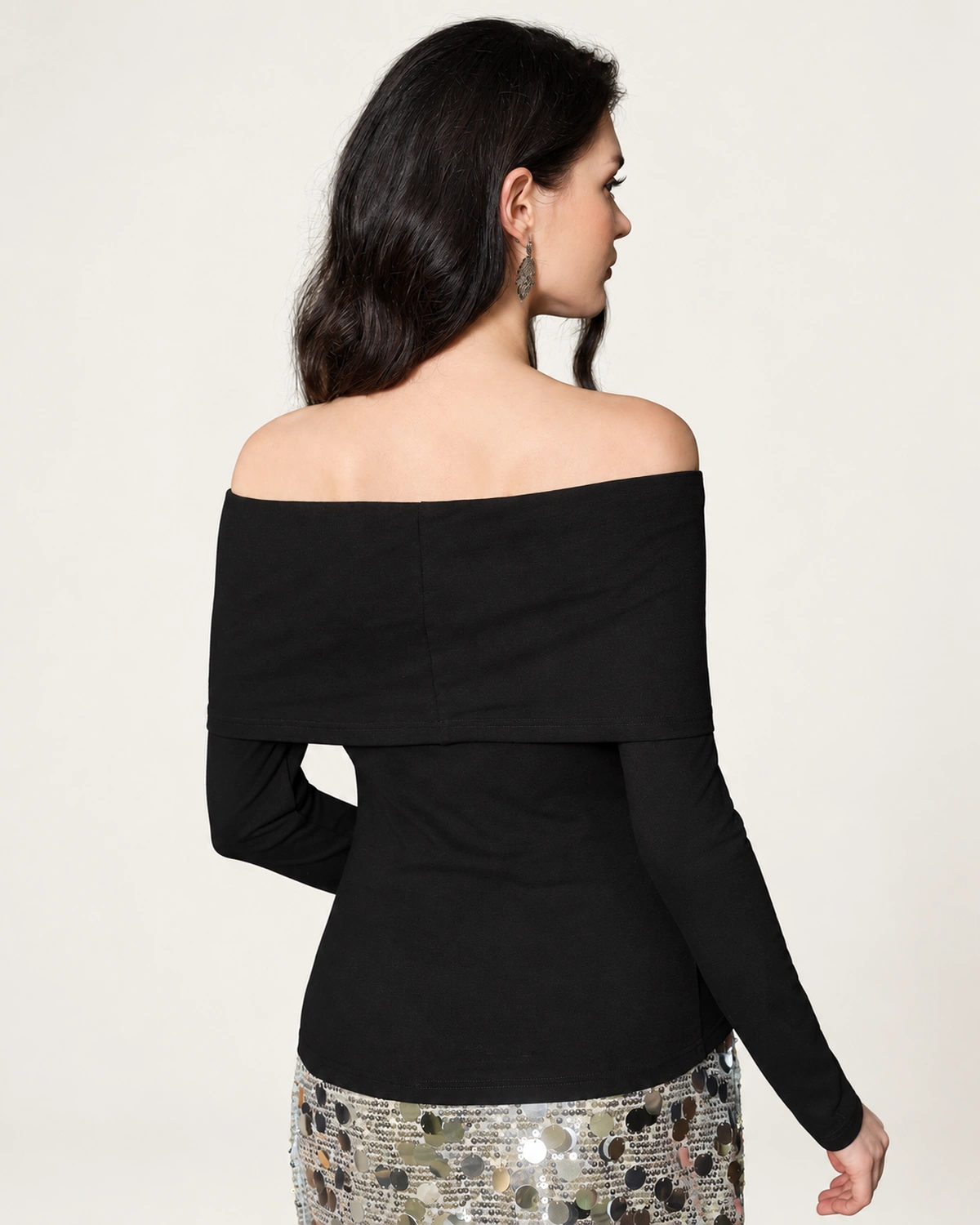Vista posterior da modelo vestindo blusa preta ombro a ombro