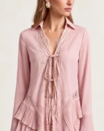 Blusa feminina em crepe com amarração e mangas plissadas em estúdio mineral.