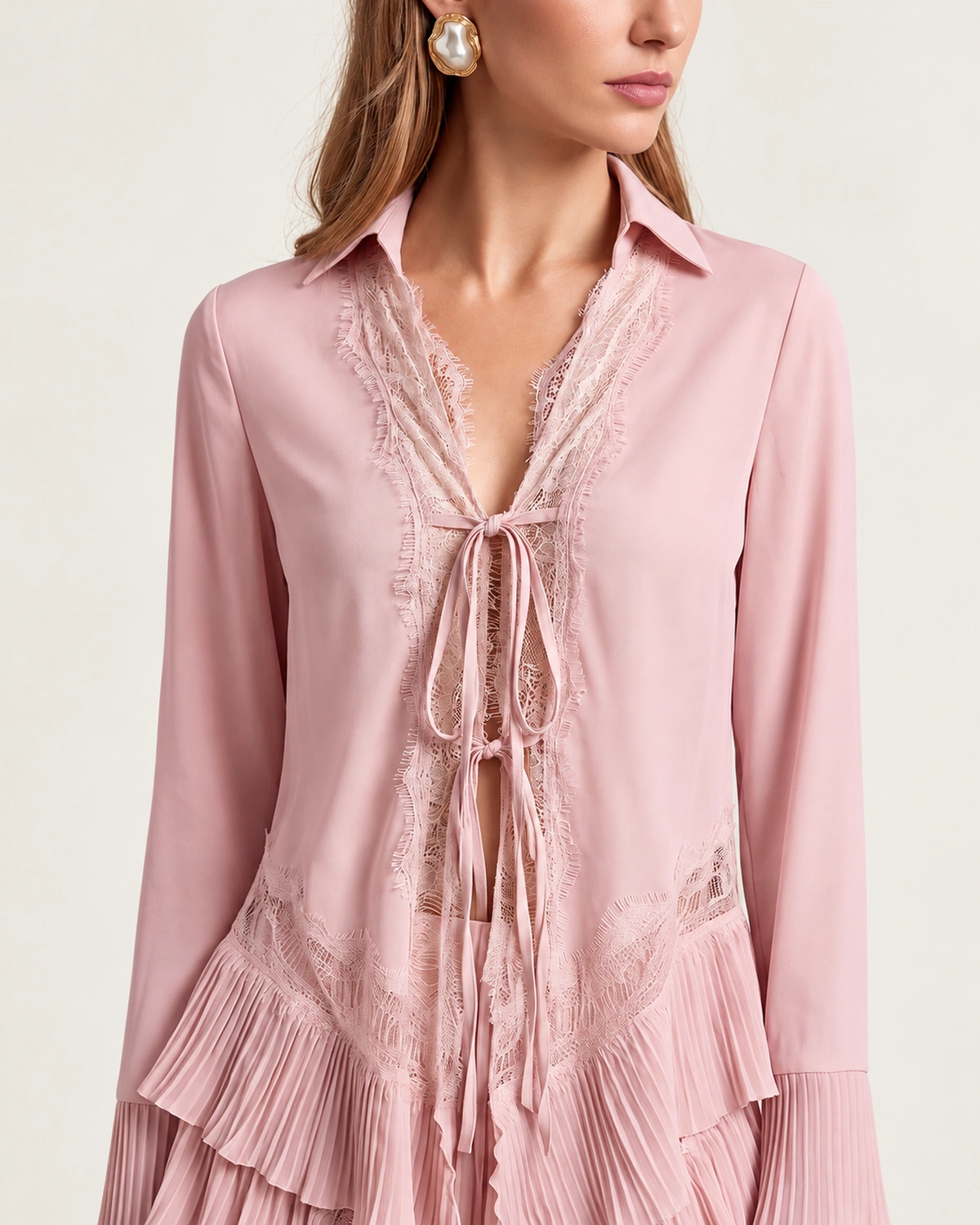 Blusa feminina em crepe com amarração e mangas plissadas em estúdio mineral.