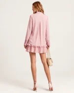 Blusa feminina em crepe com amarração e mangas plissadas em estúdio mineral.