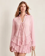 Blusa feminina em crepe com amarração e mangas plissadas em estúdio mineral.