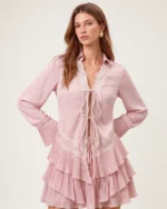 Blusa feminina em crepe com amarração e mangas plissadas em estúdio mineral.