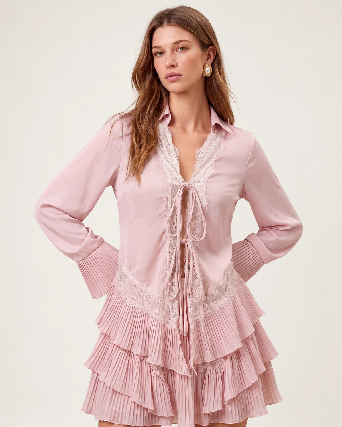 Blusa feminina em crepe com amarração e mangas plissadas em estúdio mineral.
