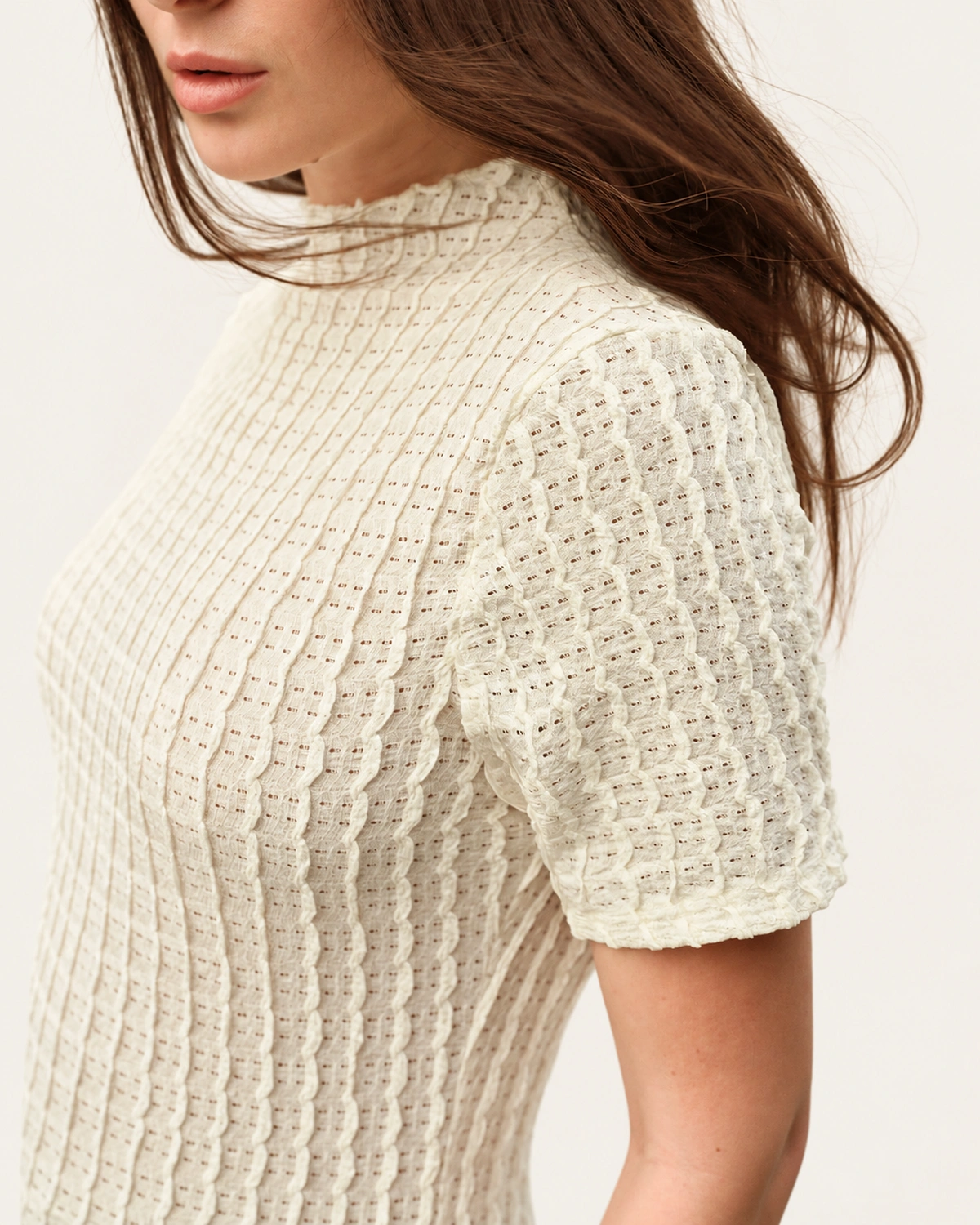 Blusa Texturizada Romântica com Mangas Curtas e Gola Alta na cor Areia vista 02