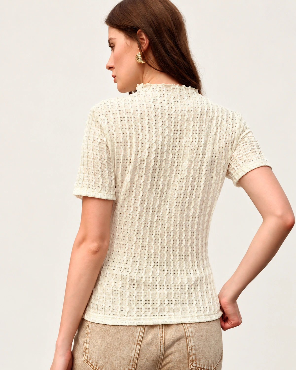 Blusa Texturizada Romântica com Mangas Curtas e Gola Alta na cor Areia vista 03
