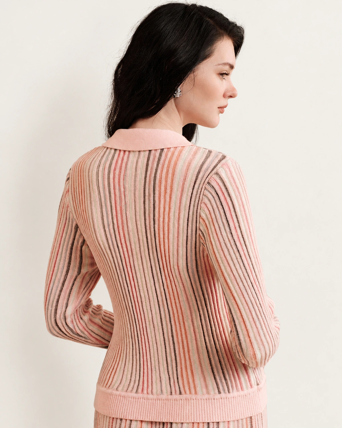Blusa feminina em tricot canelado listrada em estúdio mineral.