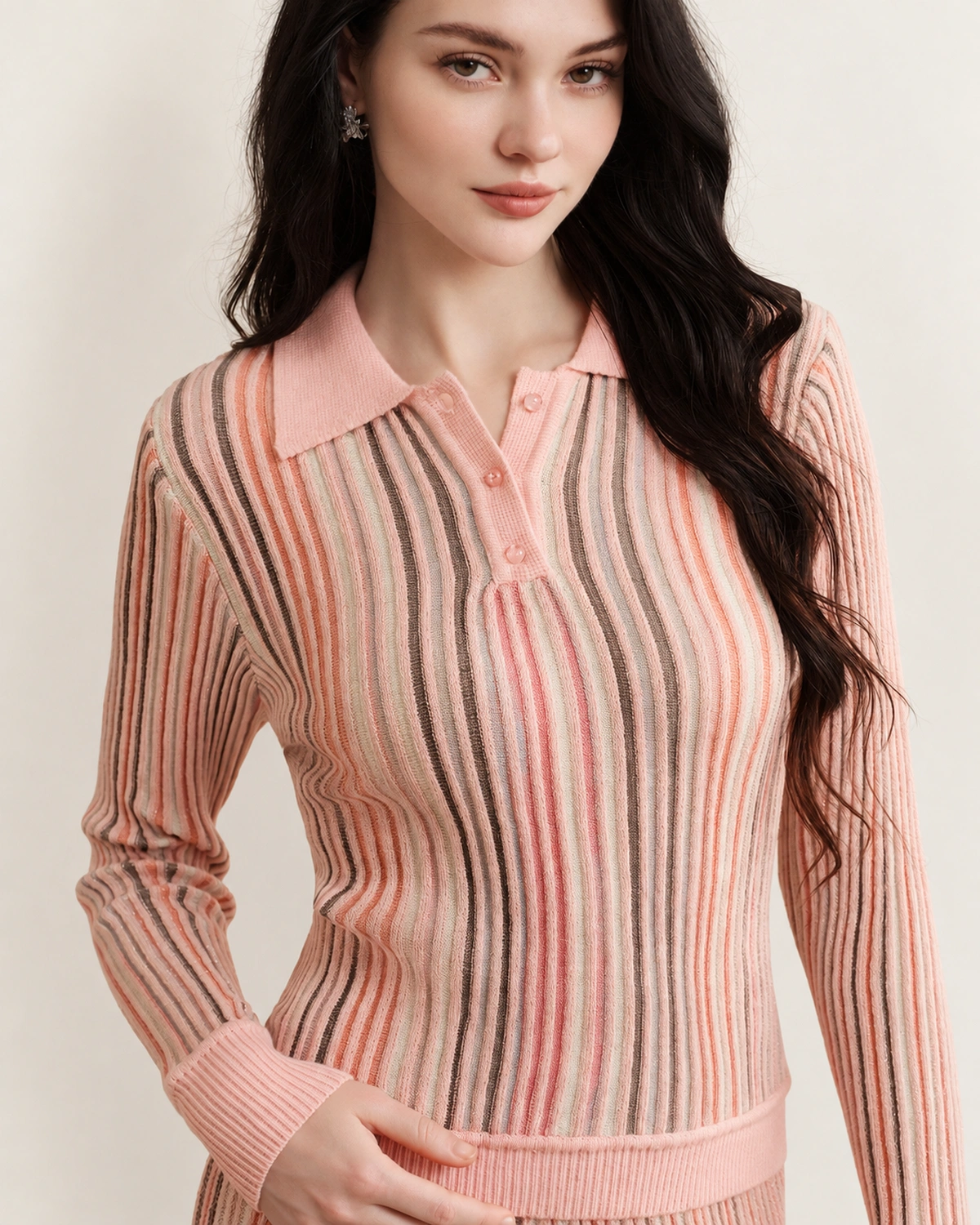 Blusa feminina em tricot canelado listrada em estúdio mineral.