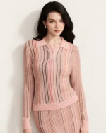 Blusa feminina em tricot canelado listrada em estúdio mineral.