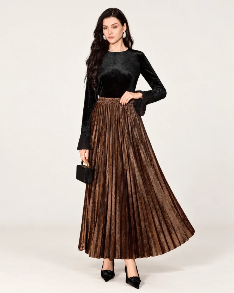 Blusa feminina em veludo com punhos em guipir e plissado em estúdio mineral.