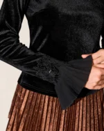 Blusa feminina em veludo com punhos em guipir e plissado em estúdio mineral.