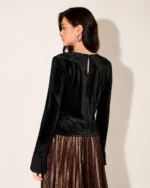 Blusa feminina em veludo com punhos em guipir e plissado em estúdio mineral.