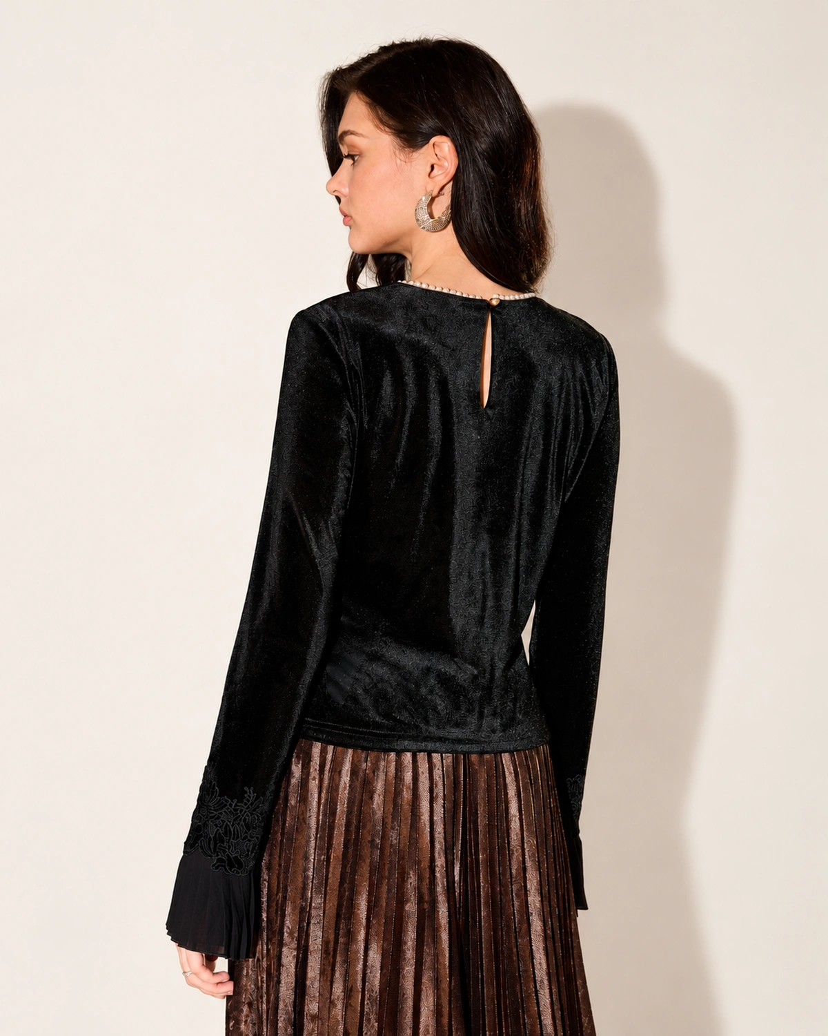 Blusa feminina em veludo com punhos em guipir e plissado em estúdio mineral.
