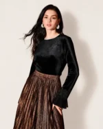 Blusa feminina em veludo com punhos em guipir e plissado em estúdio mineral.