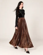 Blusa feminina em veludo com punhos em guipir e plissado em estúdio mineral.