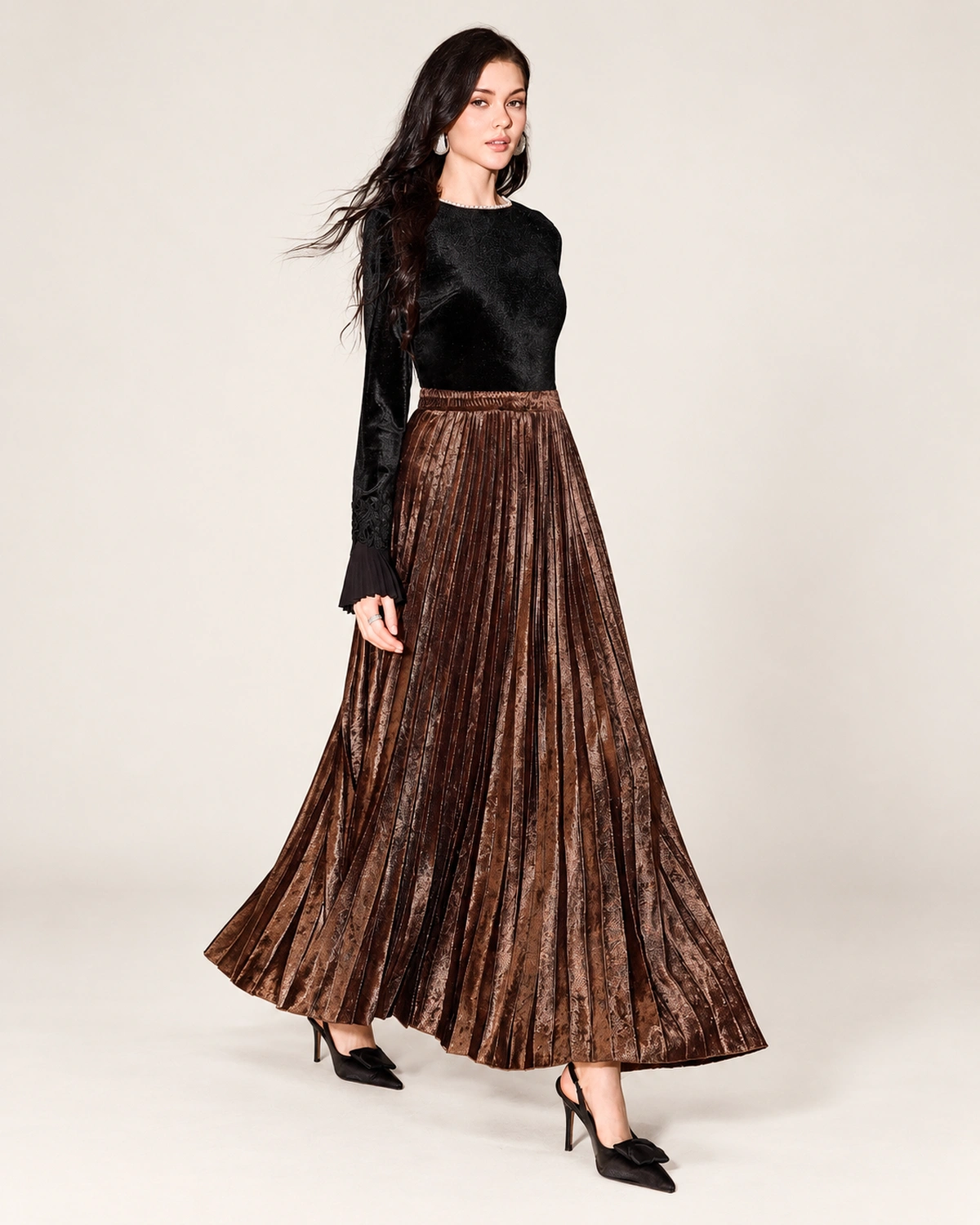 Blusa feminina em veludo com punhos em guipir e plissado em estúdio mineral.
