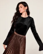 Blusa feminina em veludo com punhos em guipir e plissado em estúdio mineral.
