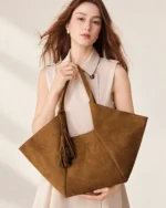 Bolsa Tote Oversized em Suede Aveludado com Tassel na cor Marrom Chocolate foto 02